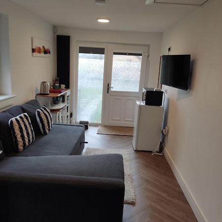 En-Suite Double Room With Private Entrance EDI Buitenkant foto
