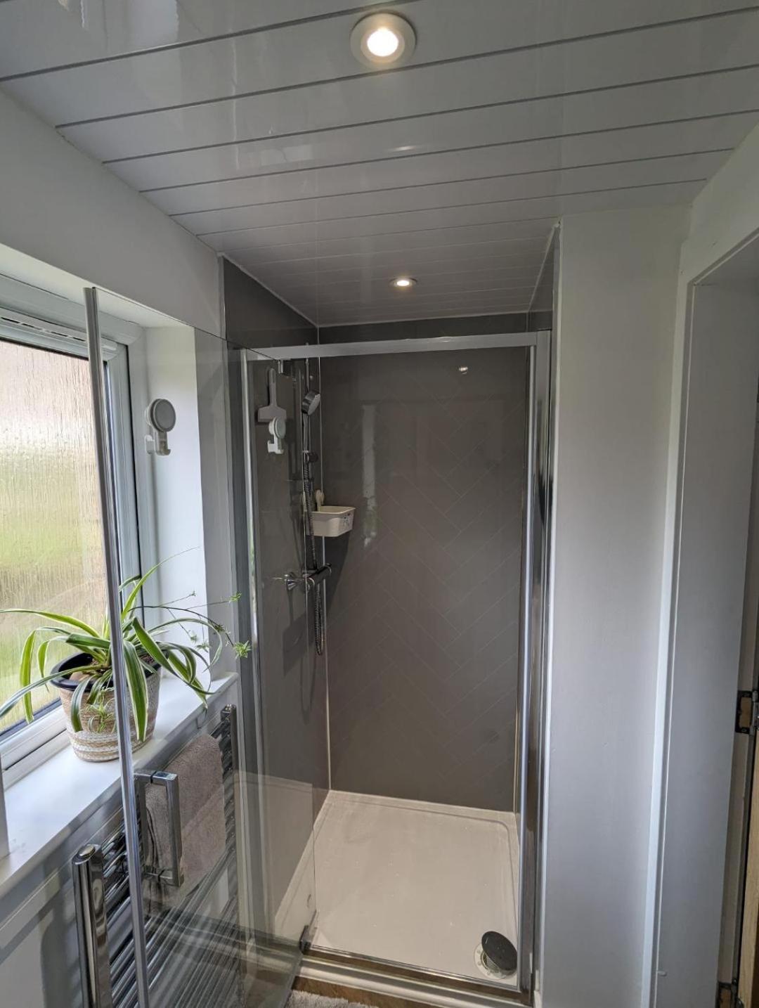En-Suite Double Room With Private Entrance EDI Buitenkant foto
