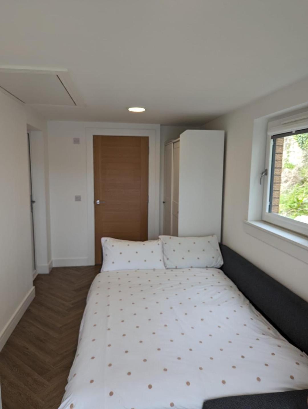 En-Suite Double Room With Private Entrance EDI Buitenkant foto